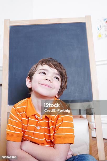 Sorrir Rapaz Na Frente De Um Quadro Em Branco - Fotografias de stock e mais imagens de Contemplação - Contemplação, Felicidade, Latino-americano