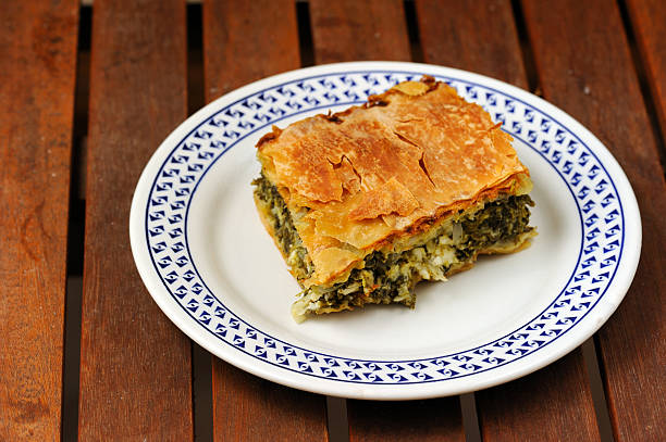 спанакопита из греции - pie spinach spanakopita filo pastry стоковые фото и изображения