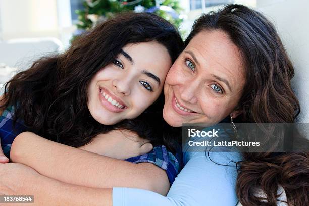 Foto de Adulto De Idade Mediana Mãe E Adolescentes Daugther Abraçando e mais fotos de stock de Mãe