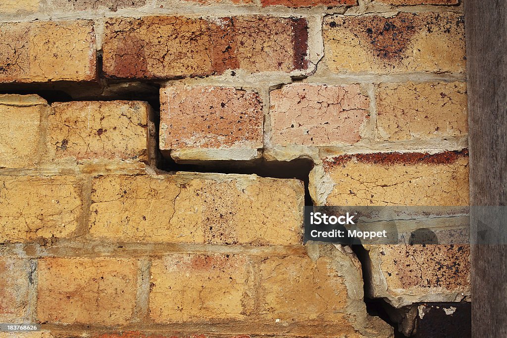 Desmoronándose pared de ladrillos - Foto de stock de Agrietado libre de derechos