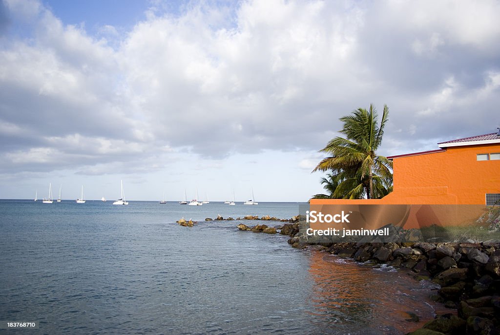Brilhante orange beach house e iates navegarem ao fundo - Foto de stock de Apartamento royalty-free