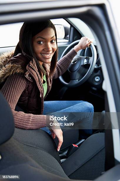 African American Teenagermädchen Mit Dem Auto Stockfoto und mehr Bilder von Fahren - Fahren, Auto, Weiblicher Teenager