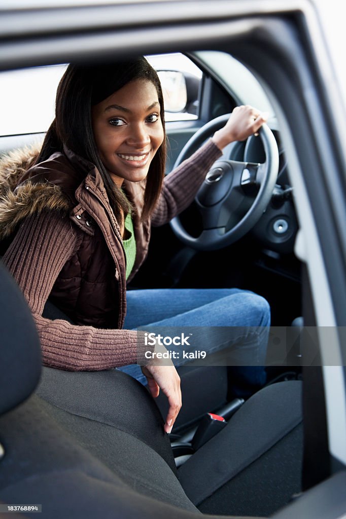アフリカ系アメリカ人の十代の少女の駆動車 - 運転するのロイヤリティフリーストックフォト
