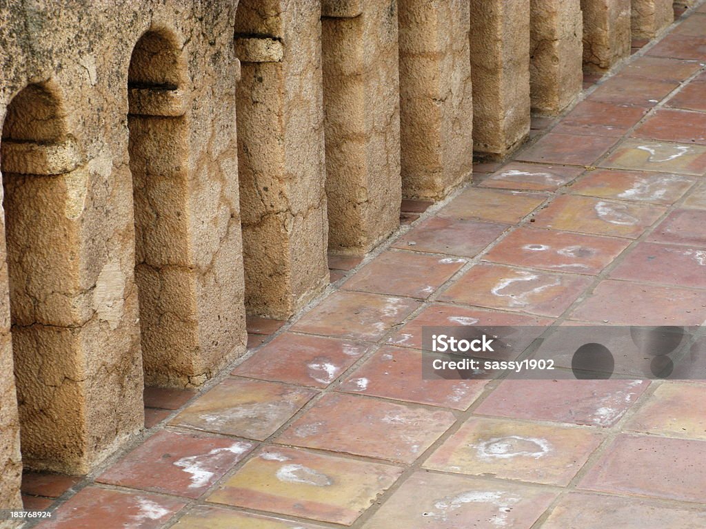 Azulejos corredor rústico de los arcos - Foto de stock de A la moda libre de derechos