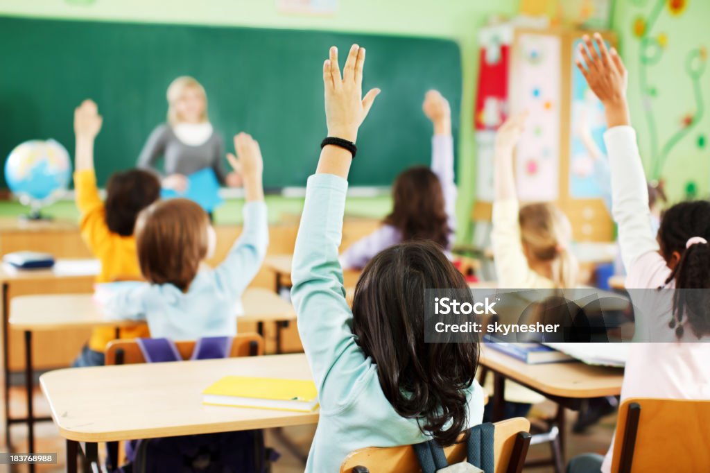Dzieci są podniesione ręce w klasie. - Zbiór zdjęć royalty-free (Klasa)