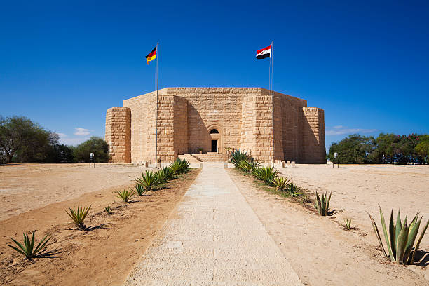 monumento de la guerra, deutsche kriegsgräberstätte bei de el alamein - alamein fotografías e imágenes de stock