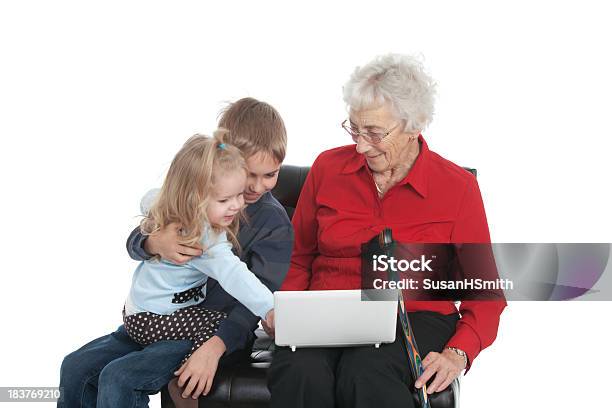 Avó Grande Ajuda Para Computador - Fotografias de stock e mais imagens de Aprender - Aprender, Criança, Fundo Branco