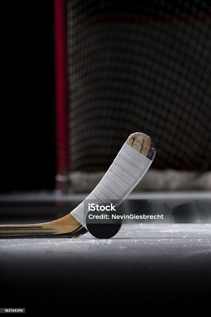 Disco y palo de Hockey sobre hielo - Foto de stock de Palo de hockey libre de derechos