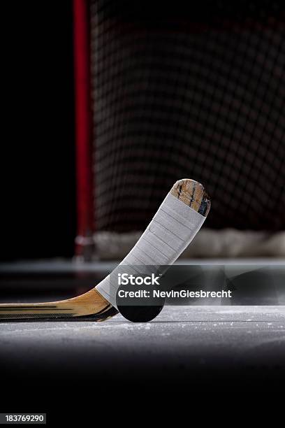 Palla E Mazza Da Hockey Su Ghiaccio - Fotografie stock e altre immagini di Bastone da hockey - Bastone da hockey, Ghiaccio, Disco da hockey