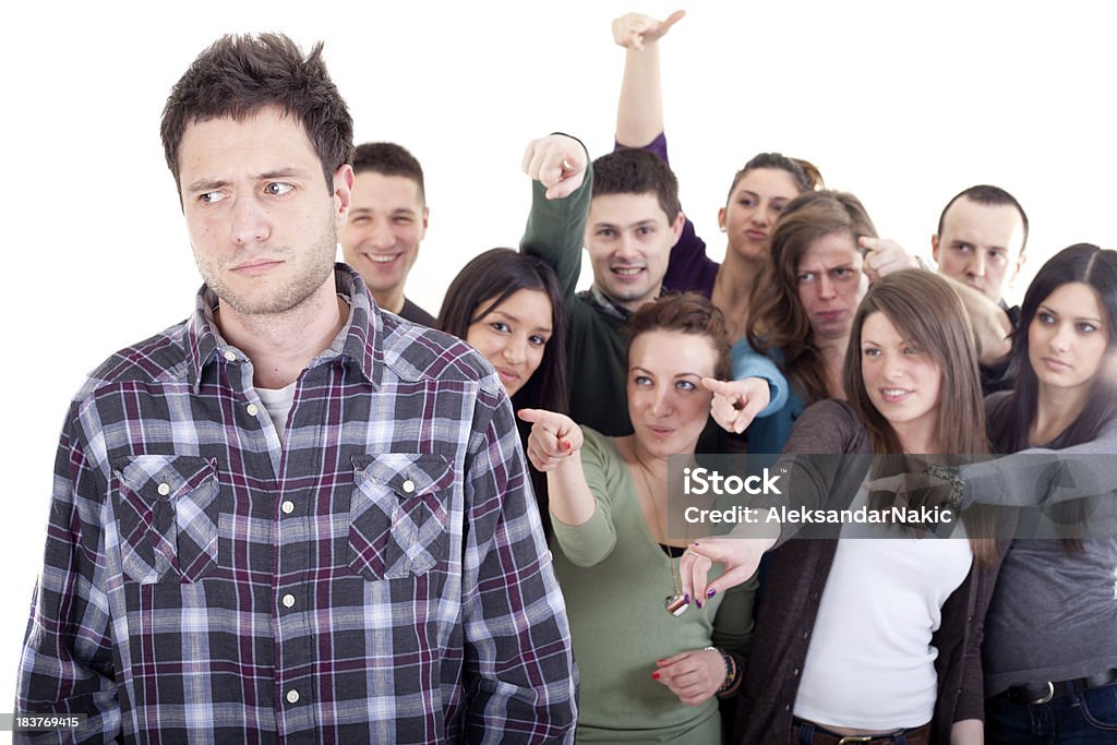 Multitud señalando a un hombre joven dedos - Foto de stock de Personas libre de derechos