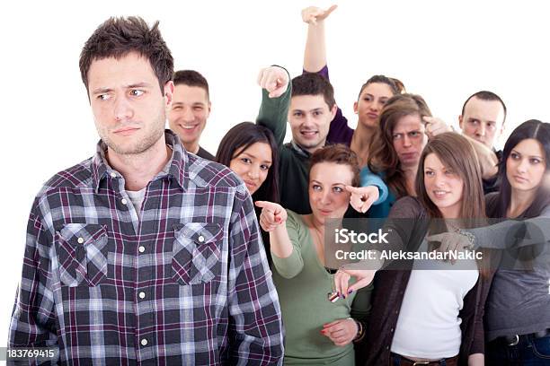 Multitud Señalando A Un Hombre Joven Dedos Foto de stock y más banco de imágenes de Personas - Personas, Juicio - Facultad, Indicar