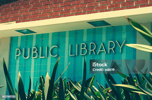 Biblioteca Pública Foto de stock y más banco de imágenes de Arquitectura exterior - Arquitectura exterior, Ave del paraíso - Planta, Baldosa