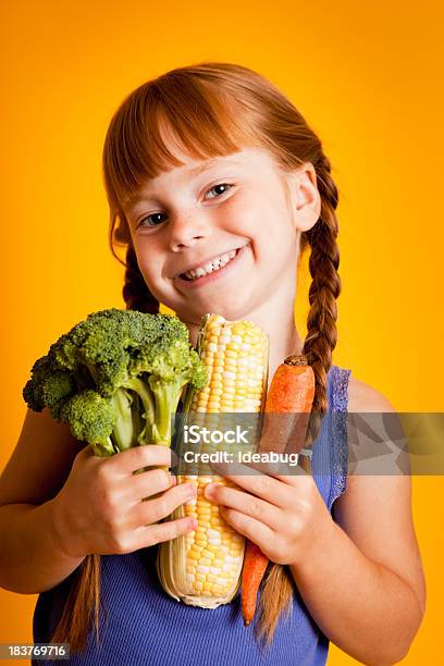 웃는 행복한 어린 소녀 쥠 브로콜리 옥수수 당근  땋은 머리에 대한 스톡 사진 및 기타 이미지 -  땋은 머리, 4-5세, 건강한 생활방식