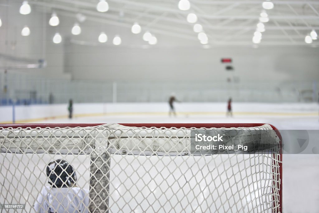 Pista de hielo con jóvenes de portero - Foto de stock de Interior libre de derechos