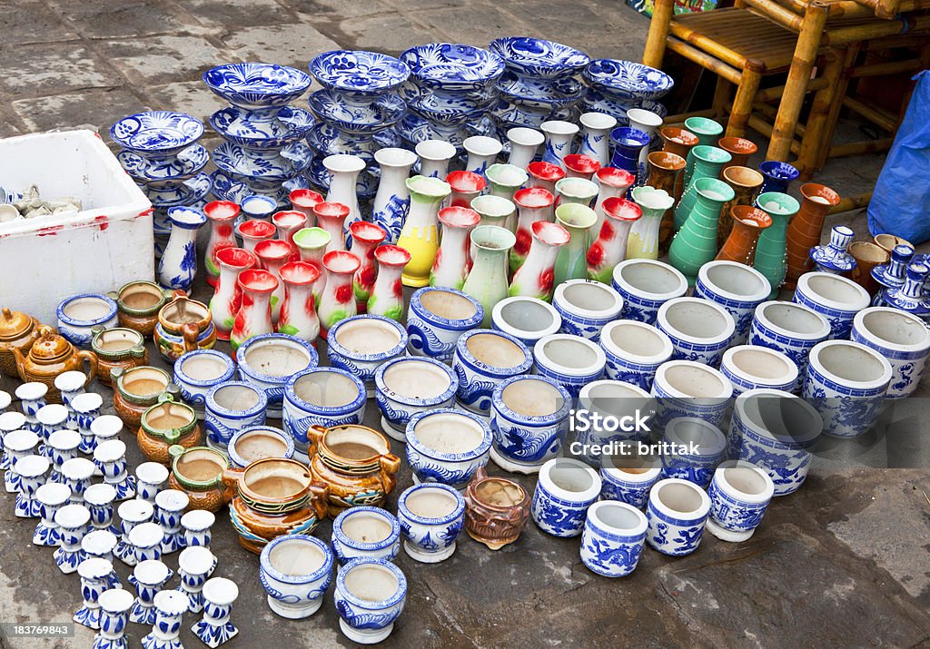 Ceramiche colorati per la vendita sul marciapiede in Vietnam. - Foto stock royalty-free di Ambientazione esterna