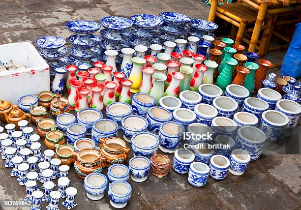 Ceramiche Colorati Per La Vendita Sul Marciapiede In Vietnam - Fotografie stock e altre immagini di Ambientazione esterna