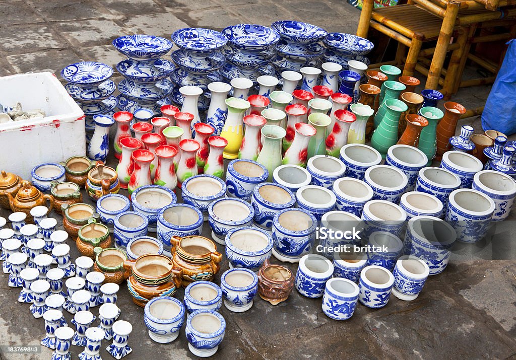 カラフルな陶器の歩道で販売されています。 - アジア大陸のロイヤリティフリーストックフォト