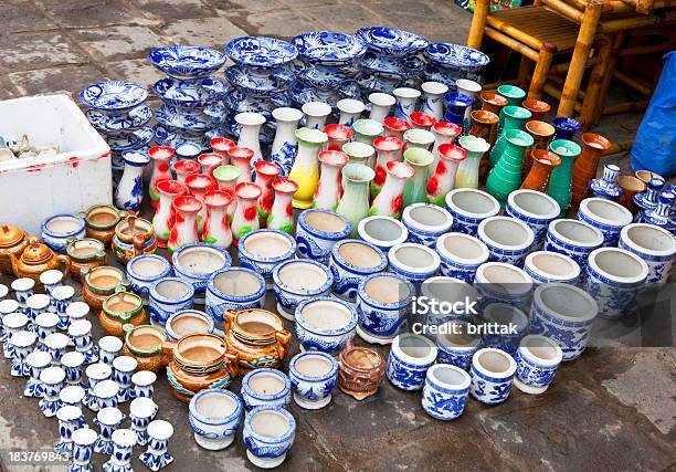 カラフルな陶器の歩道で販売されています - アジア大陸のストックフォトや画像を多数ご用意 - アジア大陸, アジア文化, エンタメ総合