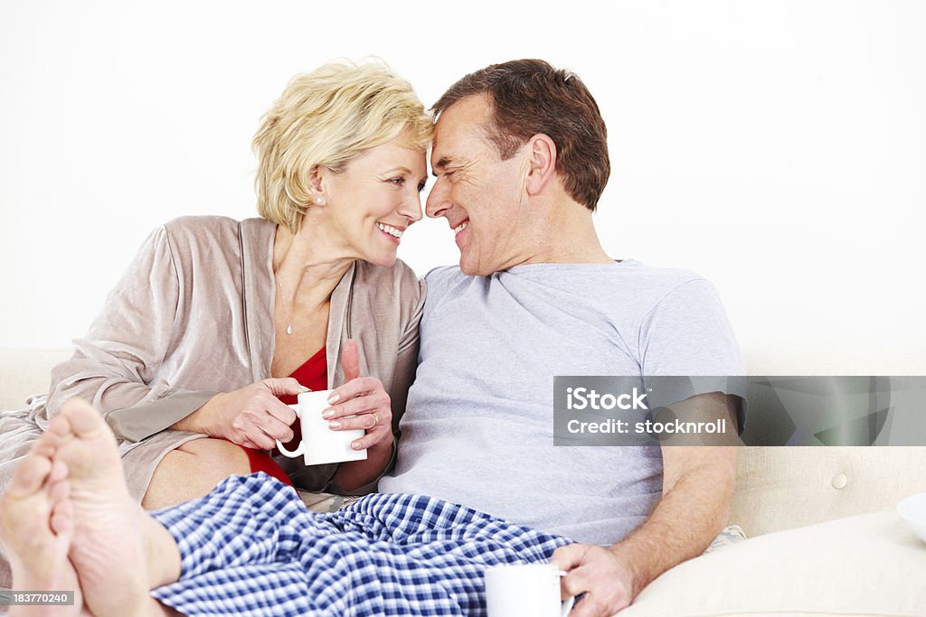 Casal feliz relaxante no salão - Royalty-free 50 Anos Foto de stock