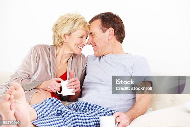 Casal Feliz Relaxante No Salão - Fotografias de stock e mais imagens de 50 Anos - 50 Anos, Aconchegante, Adulto
