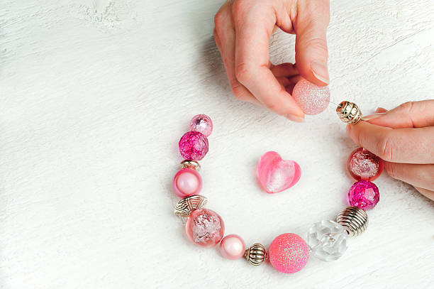 para casa joias feitas bead fazer como um hobby - necklace jewelry bead homemade - fotografias e filmes do acervo