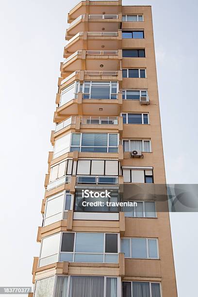 Apartamento - Fotografias de stock e mais imagens de Alto - Altura Humana - Alto - Altura Humana, Alto - Descrição Física, Ao Ar Livre