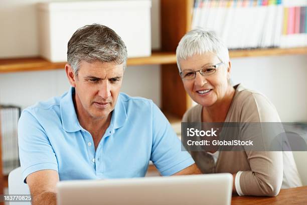 Älteres Paar Die Ihre Finanzen Online Stockfoto und mehr Bilder von 60-69 Jahre - 60-69 Jahre, Aktiver Senior, Computer