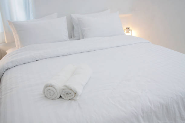 istock Stark white bedding in a sumptuous luxury hotel room 183770853