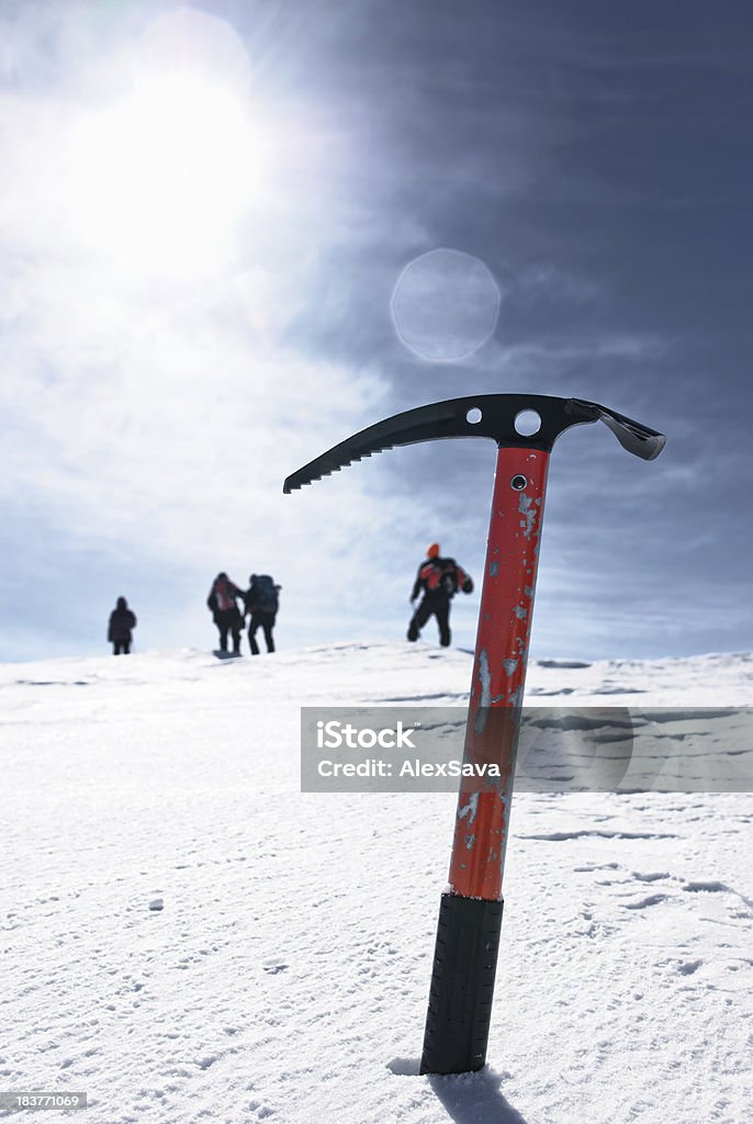 피켈 in 인공눈, mountaineers - 로열티 프리 겨울 스톡 사진
