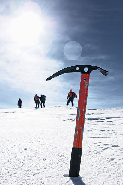 picareta na neve com mountaineers - ice axe - fotografias e filmes do acervo