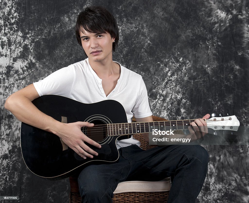 スマートな若い男性がギター - 1人のロイヤリティフリーストックフォト