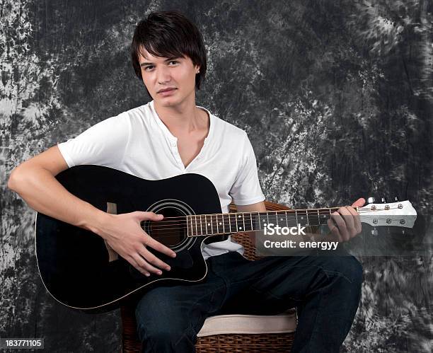 スマートな若い男性がギター - 1人のストックフォトや画像を多数ご用意 - 1人, 20-24歳, 20代