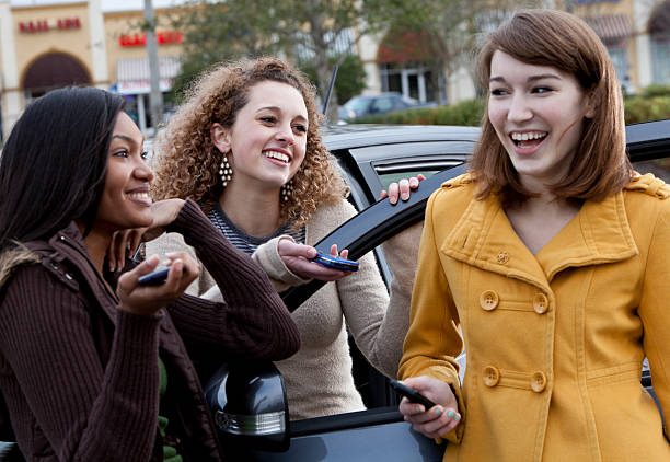 teenage girls relaja en el estacionamiento - sc0462 fotografías e imágenes de stock