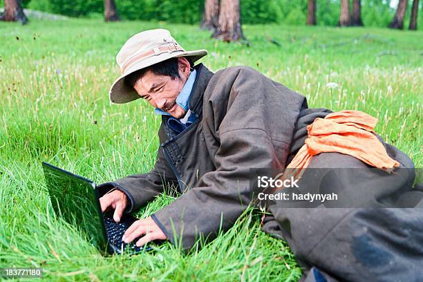 Mongolische Mannkleidung Mit Laptop Stockfoto und mehr Bilder von Asiatische Kultur - Asiatische Kultur, Asiatischer und Indischer Abstammung, Asien