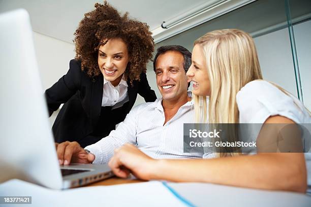 Foto de Colegas De Trabalho Trabalhando No Laptop e mais fotos de stock de 20 Anos - 20 Anos, 30 Anos, Adulto