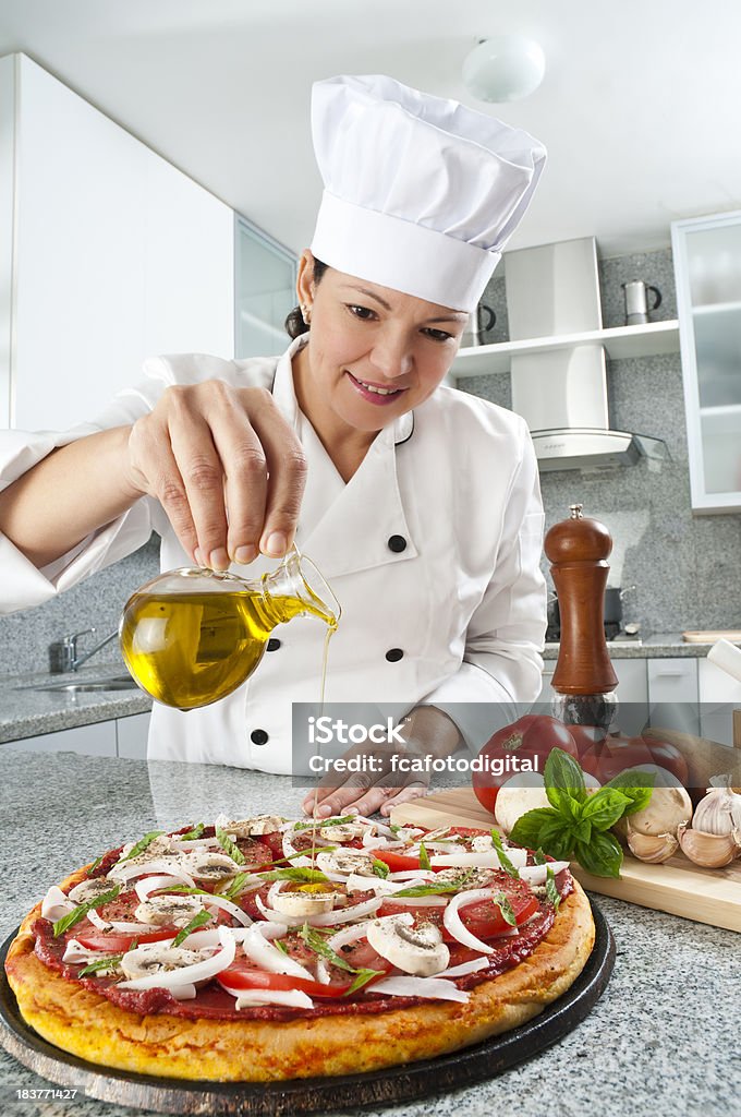 Le Chef préparer une Pizza - Photo de Cuisiner libre de droits