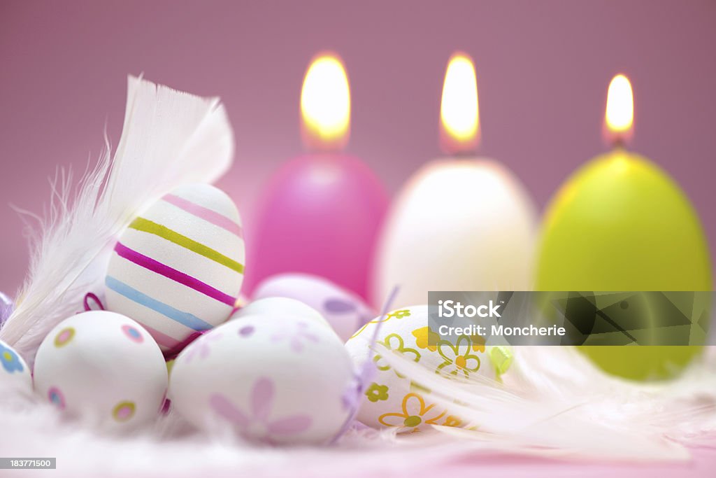 Kolorowe jajka wielkanocne na białym tle pióro - Zbiór zdjęć royalty-free (Bez ludzi)
