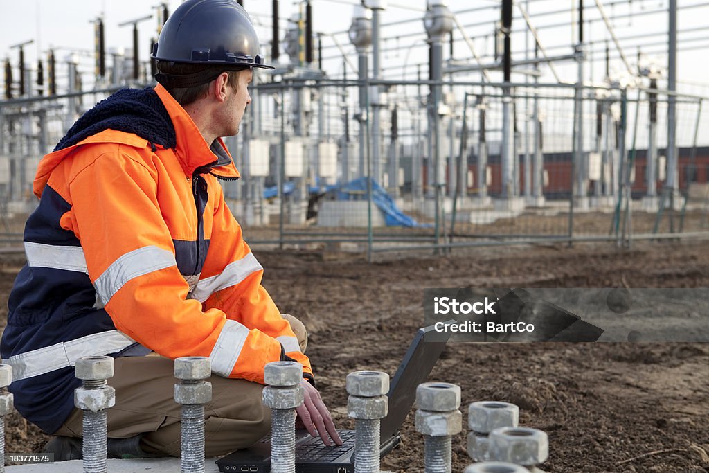 Trabalhador da Construção Civil está a planear para a construção de uma central eléctrica. - Royalty-free Subestação Elétrica Foto de stock