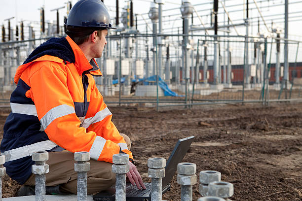 trabalhador de construção tem planos de construir uma estação elétrica. - subestação elétrica - fotografias e filmes do acervo