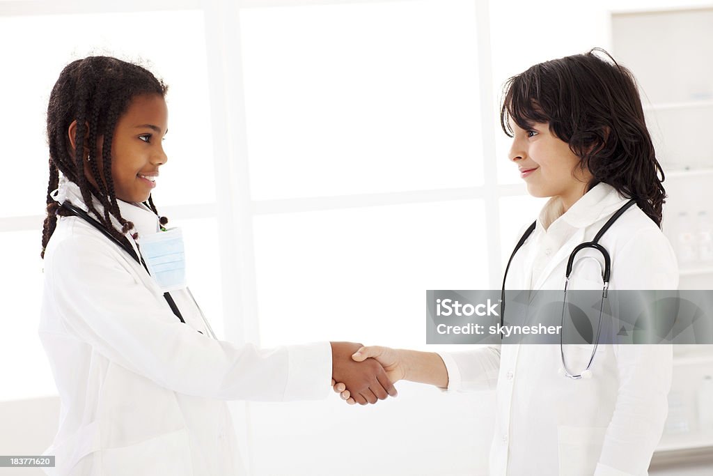 Dois médicos dar um aperto de mãos no escritório. - Royalty-free Abanar Foto de stock