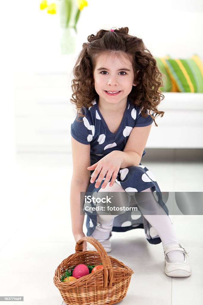 Kleines Mädchen mit Ostern Korb und Eier - Lizenzfrei 4-5 Jahre Stock-Foto