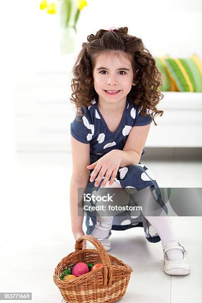 Kleines Mädchen Mit Ostern Korb Und Eier Stockfoto und mehr Bilder von 4-5 Jahre - 4-5 Jahre, Blick in die Kamera, Blume