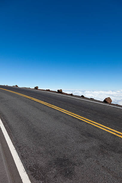 highway acima das nuvens - haleakala national park mountain winding road road - fotografias e filmes do acervo