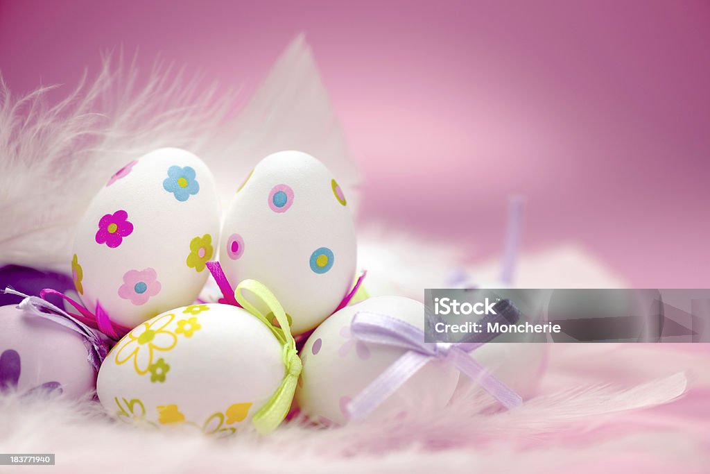 Oeufs de Pâques colorés sur blanc plumes - Photo de Art libre de droits