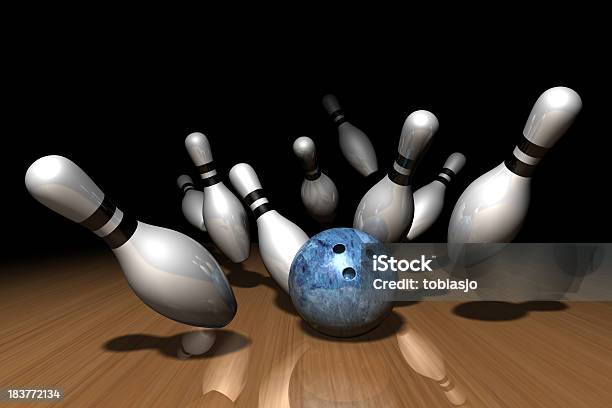 Strike In Bowling - Fotografie stock e altre immagini di Bowling - Bowling, Velocità, Attività