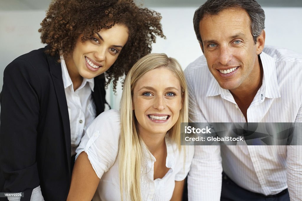 Sonriendo negocios equipo - Foto de stock de 20 a 29 años libre de derechos