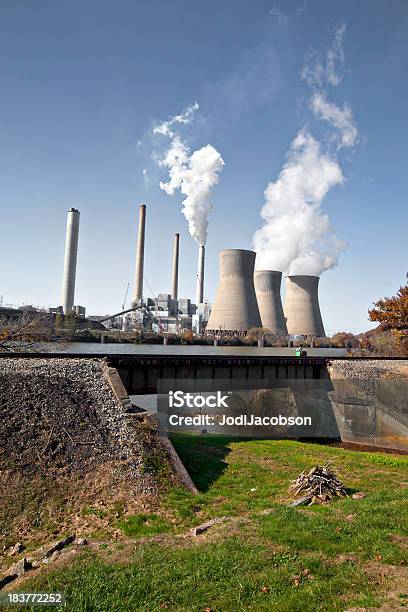 Foto de Nucular Usina Elétrica E Torres De Resfriamento e mais fotos de stock de Carvão - Carvão, Indústria, Virgínia Ocidental - Estado dos EUA