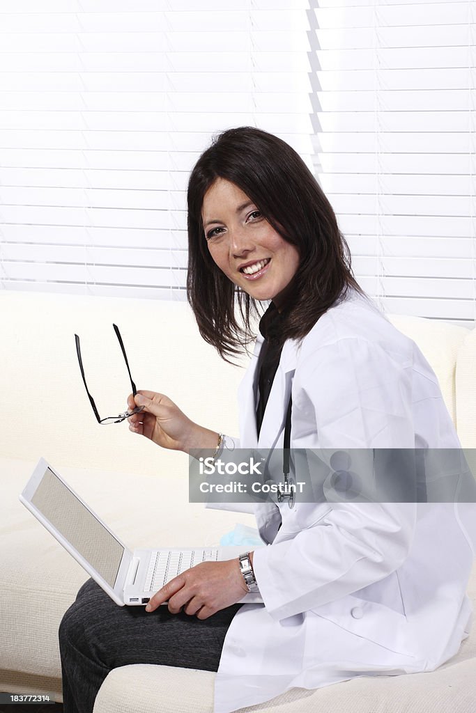 Femmina medico con computer portatile - Foto stock royalty-free di Adulto