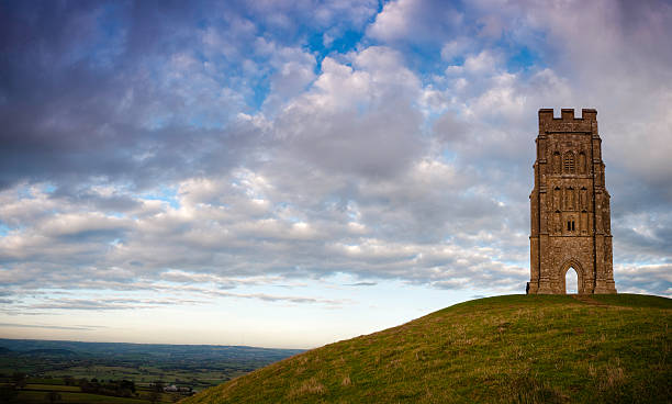 torre de são miguel, glastonbury tor, somerset, reino unido - glastonbury tor imagens e fotografias de stock