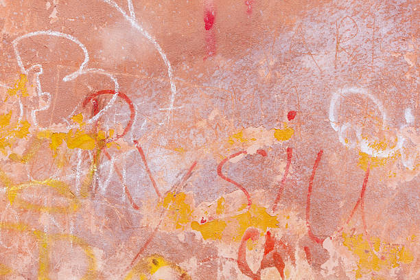 detail des graffiti. kunst oder mutwilliger beschädigung so lange gesperrt. - orange wall textured paint stock-fotos und bilder